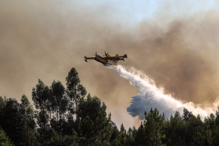 Itália envia dois aviões para apoiar combate aos fogos em Portugal