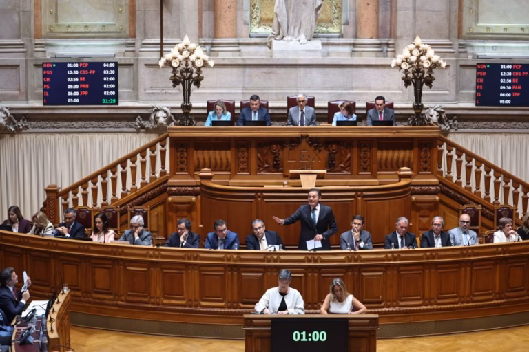 Primeiro-ministro abre hoje debate quinzenal no parlamento