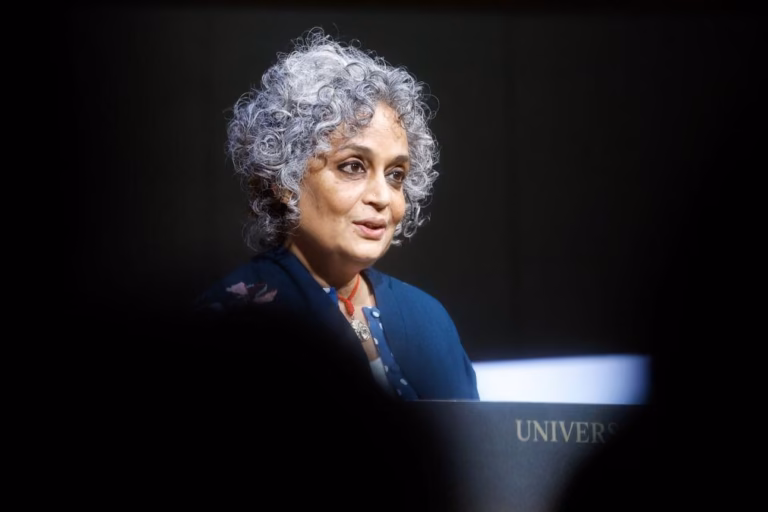Arundhati Roy entre finalistas do Women's Prize de não-ficção com as suas memórias