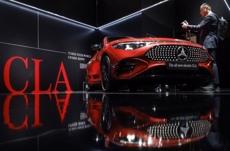 Vendas mundiais da Mercedes-Benz caem 10% em 2025