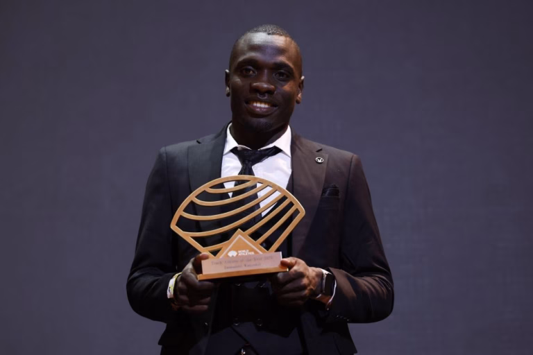 Queniano Emmanuel Wanyonyi bate recorde mundial dos 1.000 metros