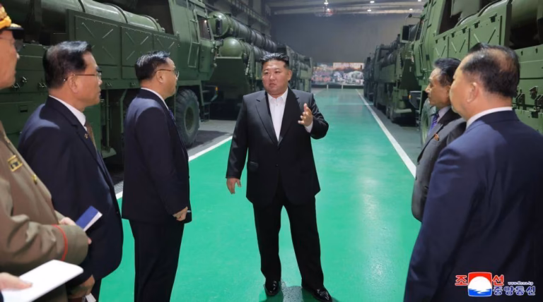 Kim Jong-un elogia tropas norte-coreanas que combatem 