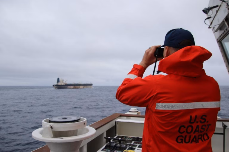 EUA intercetam quinto petroleiro venezuelano sancionado para controlar distribuição de petróleo