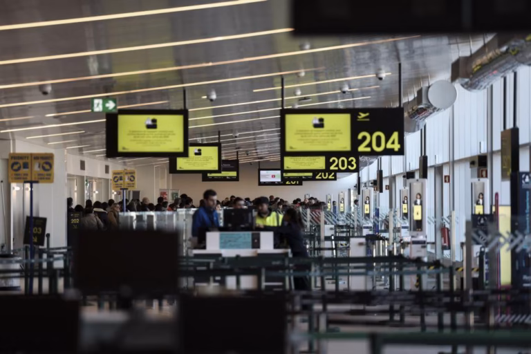 Passageiros nos aeroportos nacionais sobem 4,7% em 2025 para mais de 73 milhões -- INE
