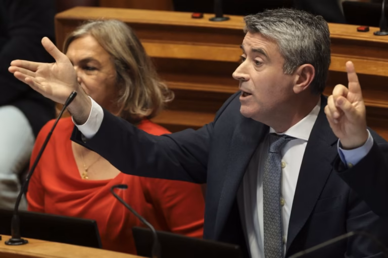 Carneiro diz-se preocupado com as pessoas e não com ministro Leitão Amaro