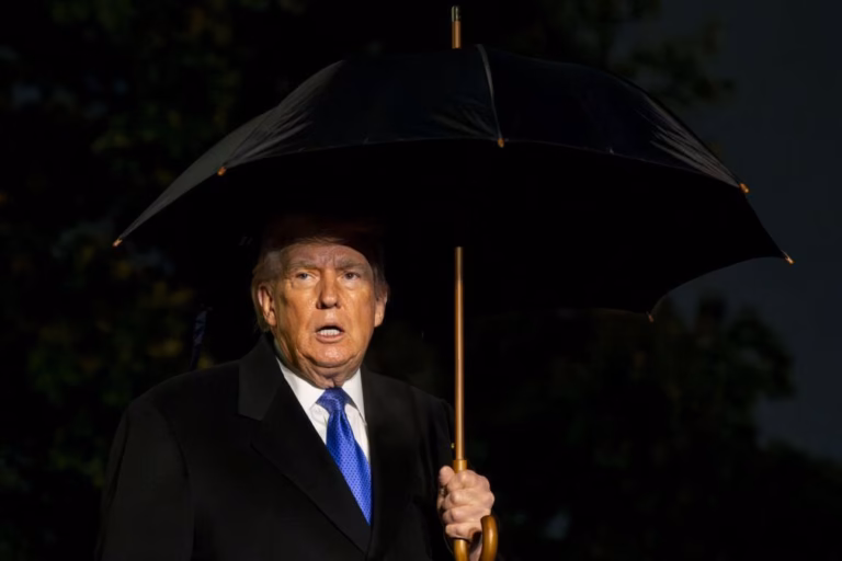 Trump assina ordem para proteger receitas petrolíferas de Caracas nos EUA