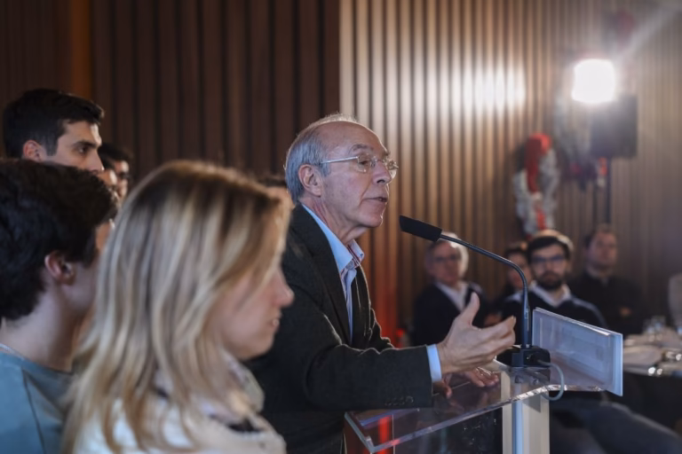 Na véspera do voto antecipado, Mendes pede a eleitores que escolham o 