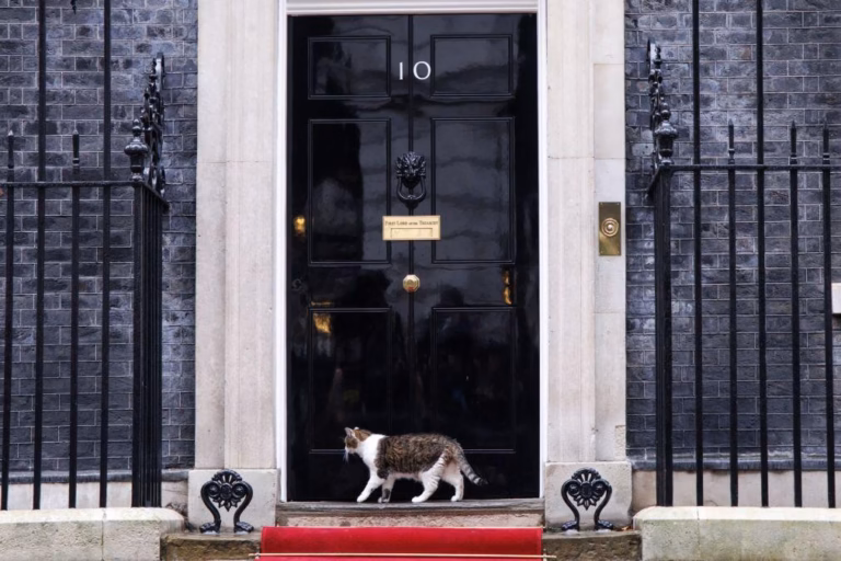 China pirateou telemóveis de membros do gabinete do PM britânico durante anos - media