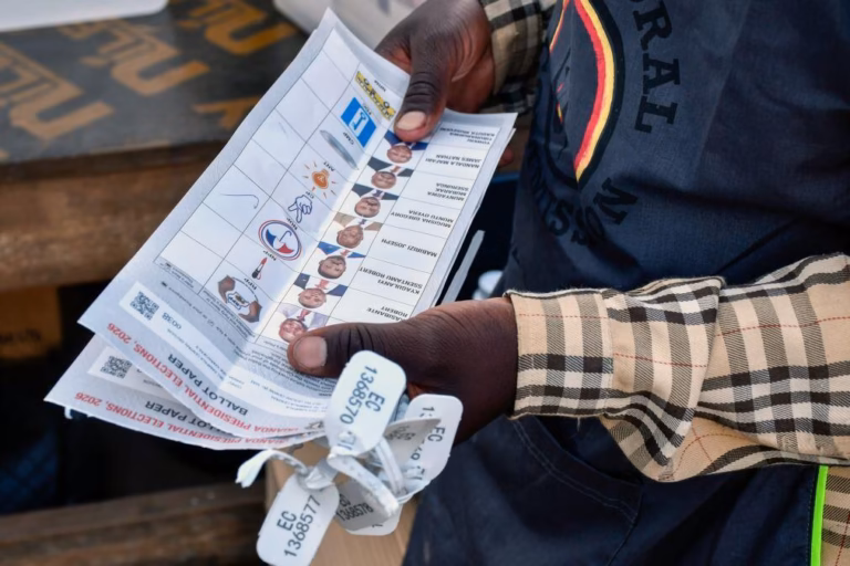 Exército do Uganda nega ter levado à força líder da oposição