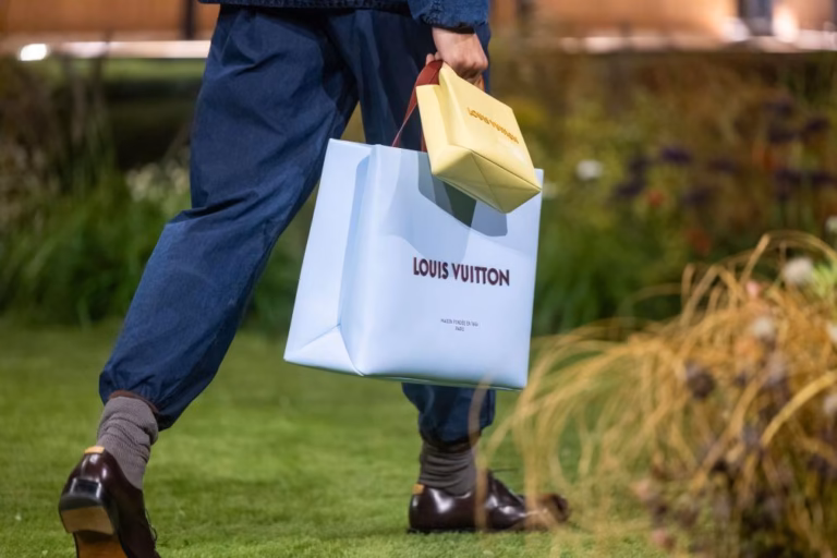 Grupo Louis Vuitton sob suspeita em Itália por promover cosméticos junto de menores