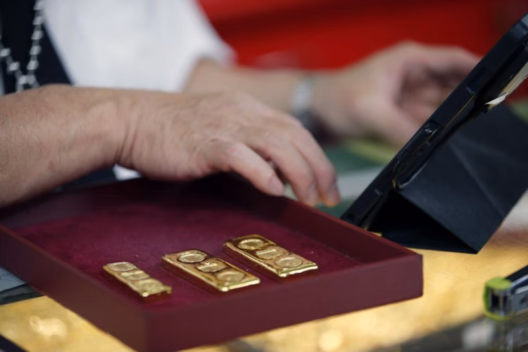 Ouro ultrapassa marca histórica dos cinco mil dólares num contexto de incerteza