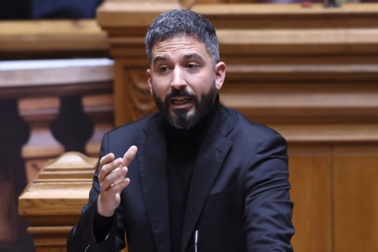 BE sugere que Montenegro espera votos do Chega para aprovar pacote laboral