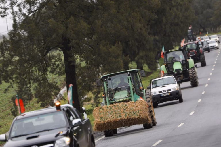 Agricultores em marcha lenta em Serpa contra 