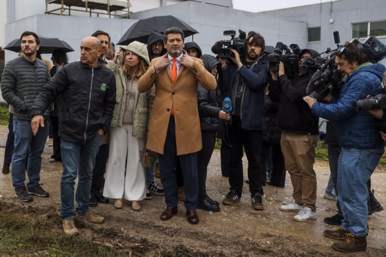 Ventura critica deslocação de Marcelo ao Vaticano 