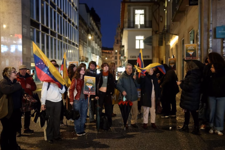 Cerca de 40 pessoas assinalaram no Porto um mês da captura de Nicolás Maduro