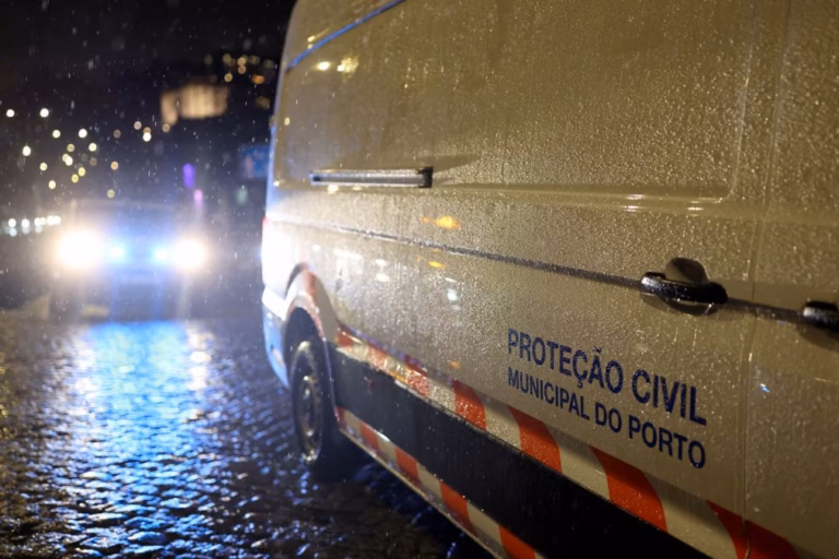 Todos os distritos de Portugal continental sob aviso amarelo por causa da chuva