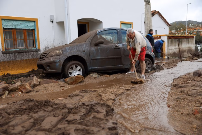 Água, lama e pedras da Serra de São Mamede em Portalegre danificam dezenas de carros