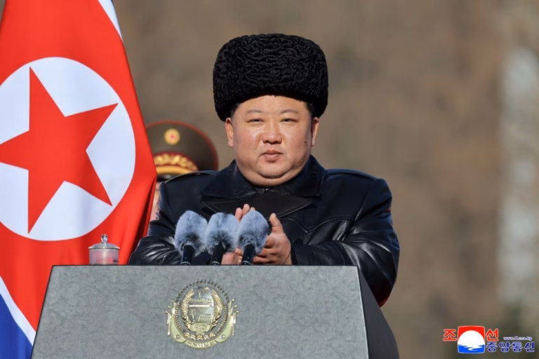Líder norte-coreano assiste a novo teste de motor de míssil de combustível sólido