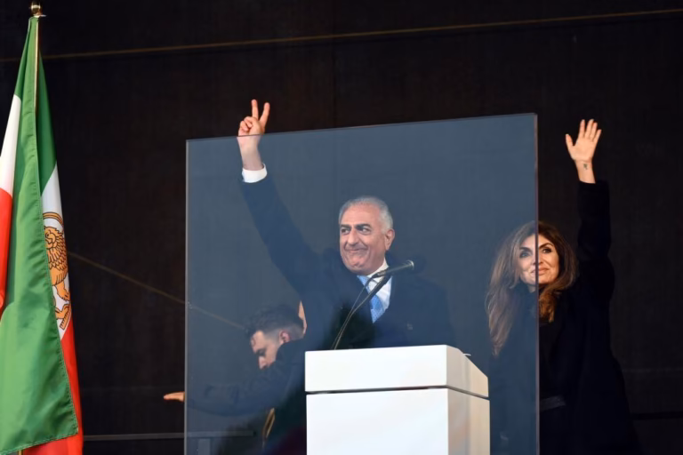 Irão: Filho do xá Reza Pahlavi diz que pretende assumir papel no processo de transição