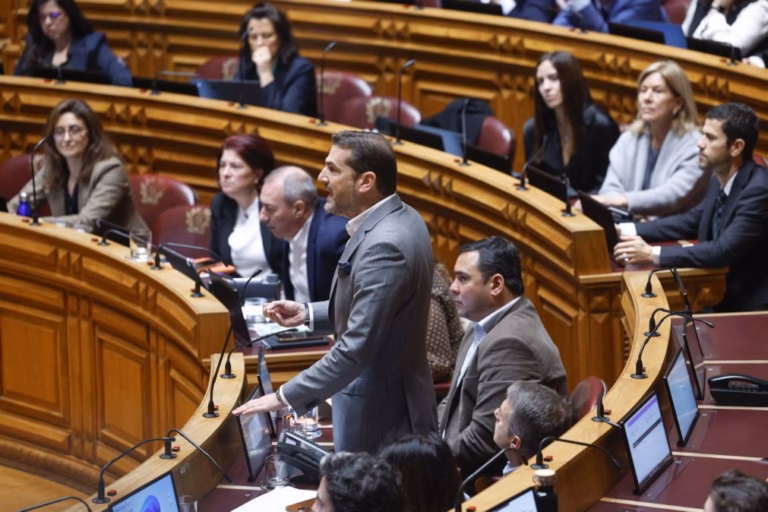 Parlamento chumba revisão do complemento de pensão de militares e polícias