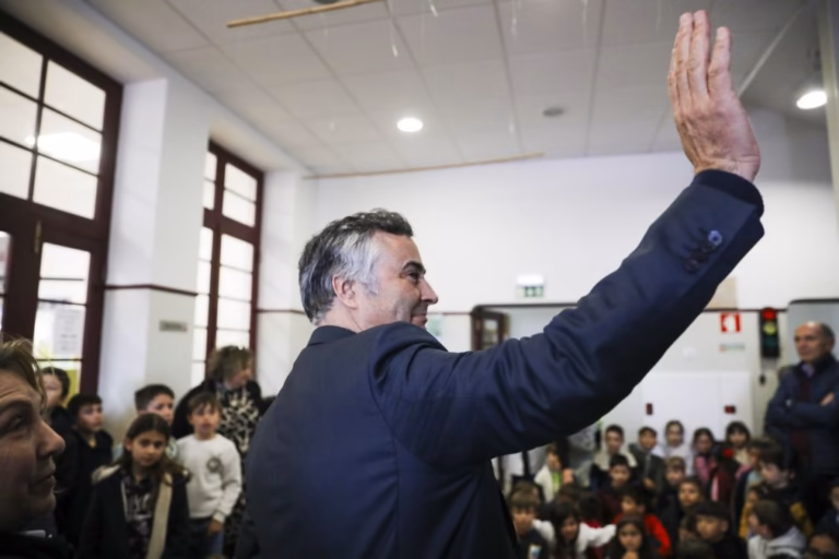 Quase metade das escolas que passaram para municípios precisa de obras mas não há verba para todas