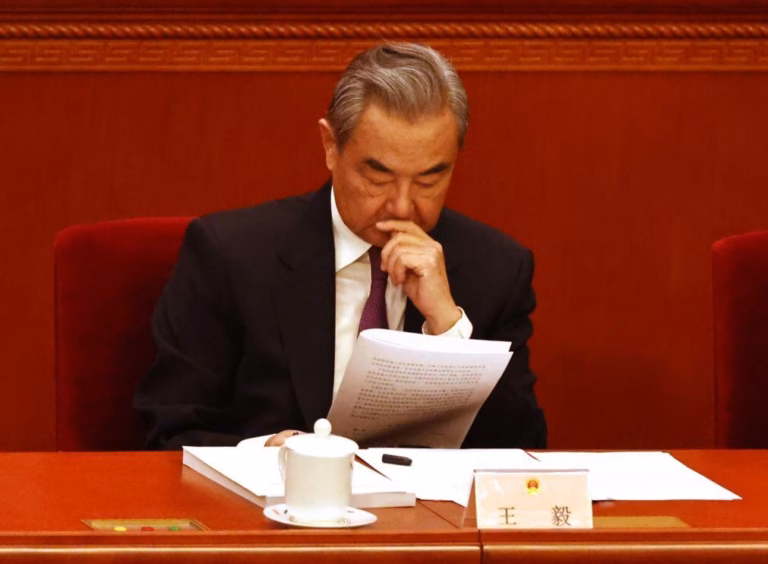 Chefe da diplomacia da China apela ao diálogo entre Afeganistão e Paquistão