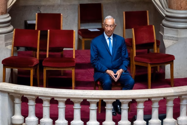Constituição/50 anos: No regresso ao parlamento, Marcelo assistiu sozinho na tribuna à sessão solene