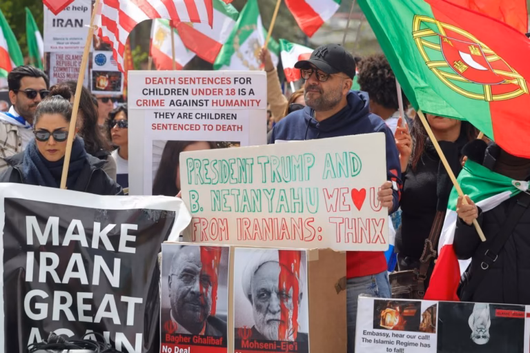 Iranianos em Lisboa pedem reatamento da guerra para efetiva mudança de regime