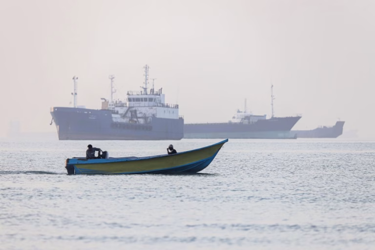 OMI condena ataques no estreito de Ormuz onde continuam retidos 6.000 marinheiros
