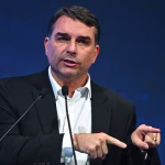 Logotipo Flávio Bolsonaro afirma nos EUA que nova tarifa iria premiar governantes brasileiros