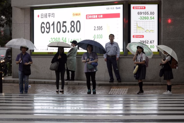 Nikkei perde 2,11% com novas quedas no setor dos semicondutores e da IA
