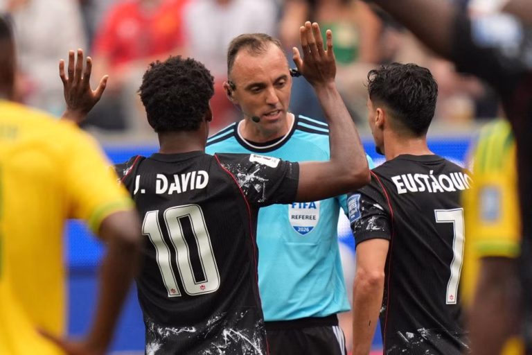 Árbitro português João Pinheiro no jogo dos 'quartos' do Mundial2026 entre Argentina e Suíça