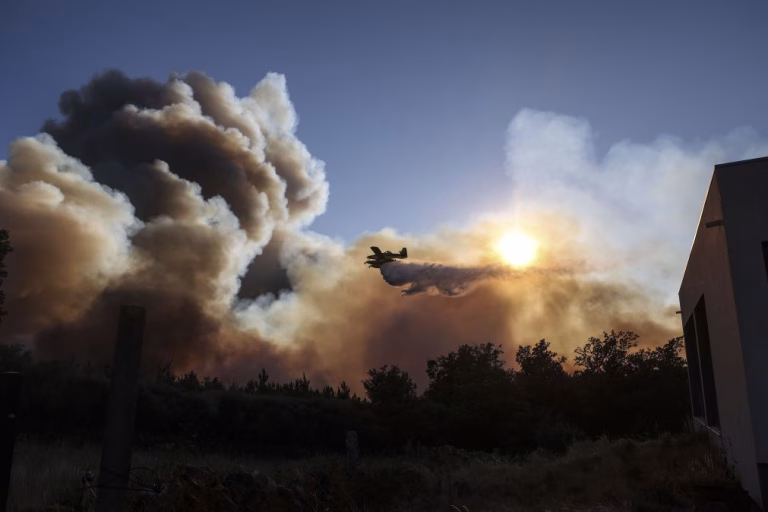 Risco de incêndio obriga CP a interromper comboios temporariamente