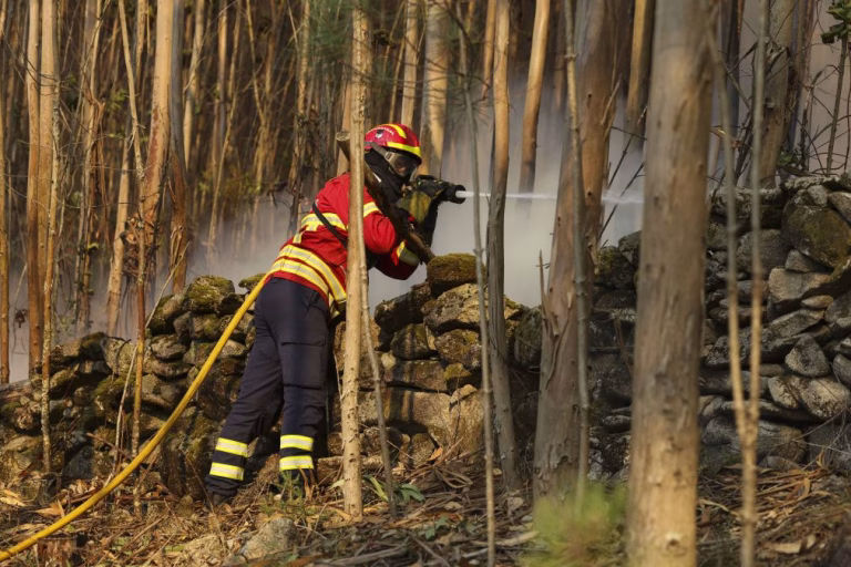 Dominado incêndio em Setúbal