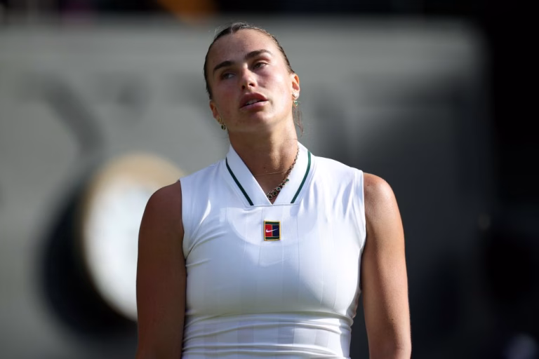 Líder do ranking mundial Aryna Sabalenka afastada por Naomi Osaka em Wimbledon