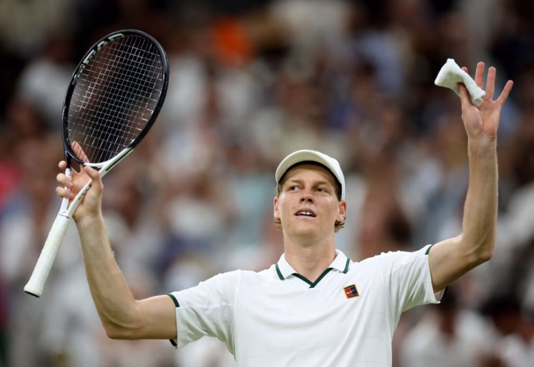 Wimbledon: Italiano Jannik Sinner avança para os 'quartos' na defesa do título