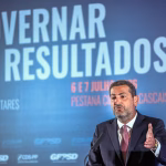 Logotipo Líder parlamentar do PSD questiona que cidadãos não tenham ajudado agente da PSP