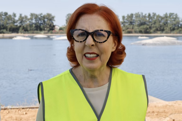 Ministra insiste em mapas nas praias para resolver polémica sobre chapéus-de-sol