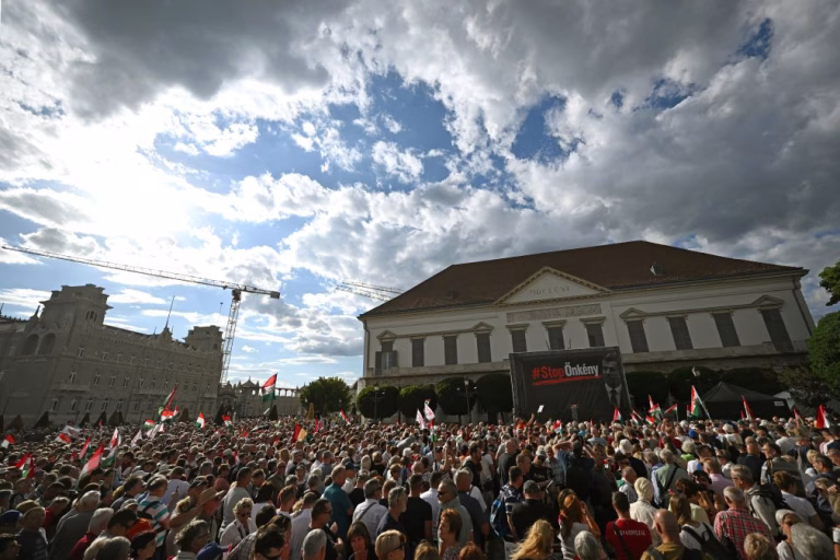 Milhares de húngaros protestam contra Governo de Magyar e intenção de afastar Presidente