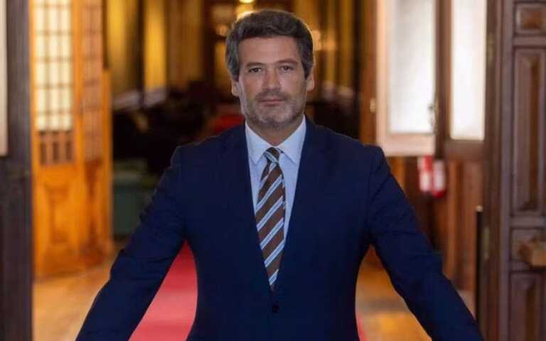 André Ventura – Reporta ato de vandalismo ao gabinete na Assembleia da República: “Atingimos o grau zero…”