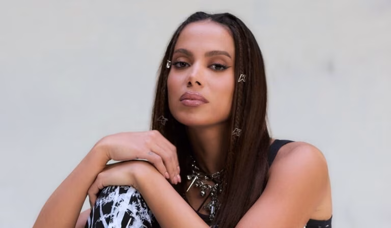 Anitta- Como assim?! Cantora apontada como nova paixão de futebolista da seleção nacional: Saiba quem