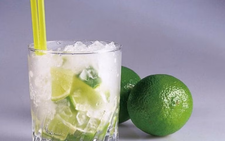 Caipirinha – A receita simples que vai querer repetir todo o verão
