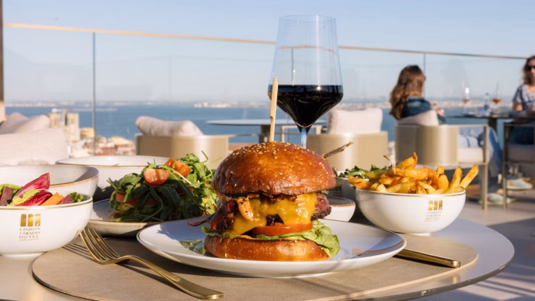 Este rooftop no Chiado volta a ter sunsets com DJ e vista para o Tejo durante todo o verão