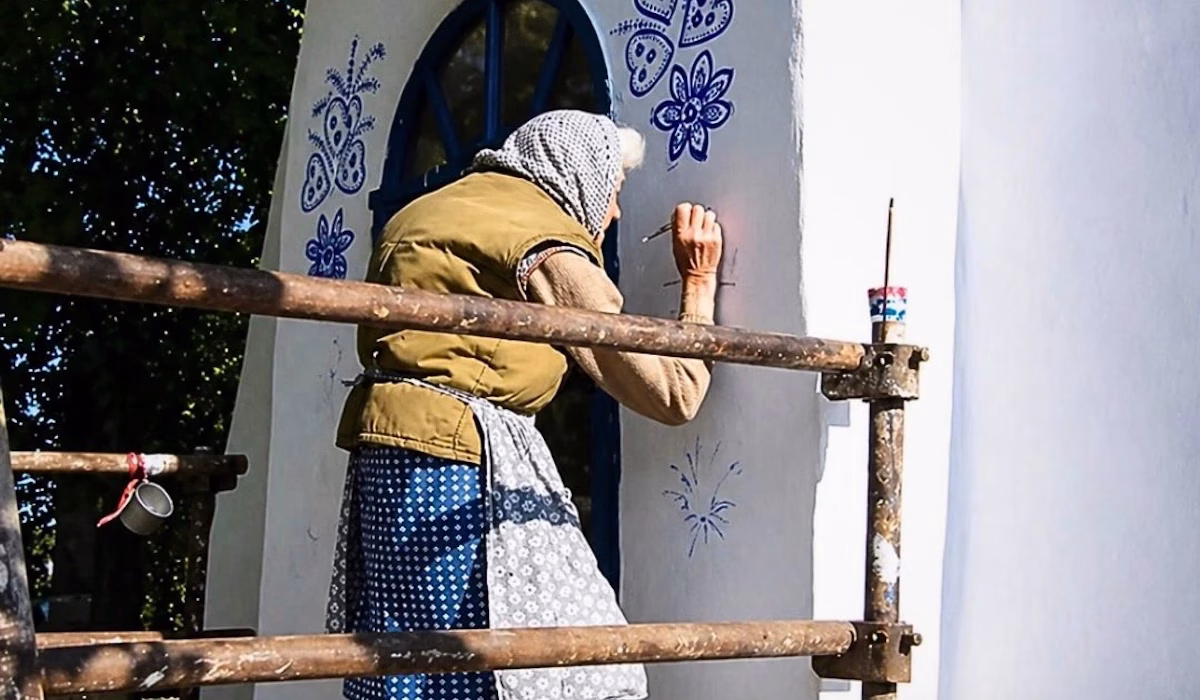 A fascinante história da idosa que pinta casas na República Checa