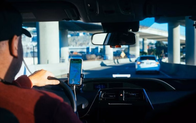 Lisboa Jovem adormeceu no Uber e acordou com o motorista a tentar violá-la