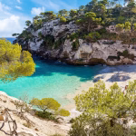 Menorca: praias paradisíacas, enseadas escondidas e tudo o que precisa de saber antes de viajar