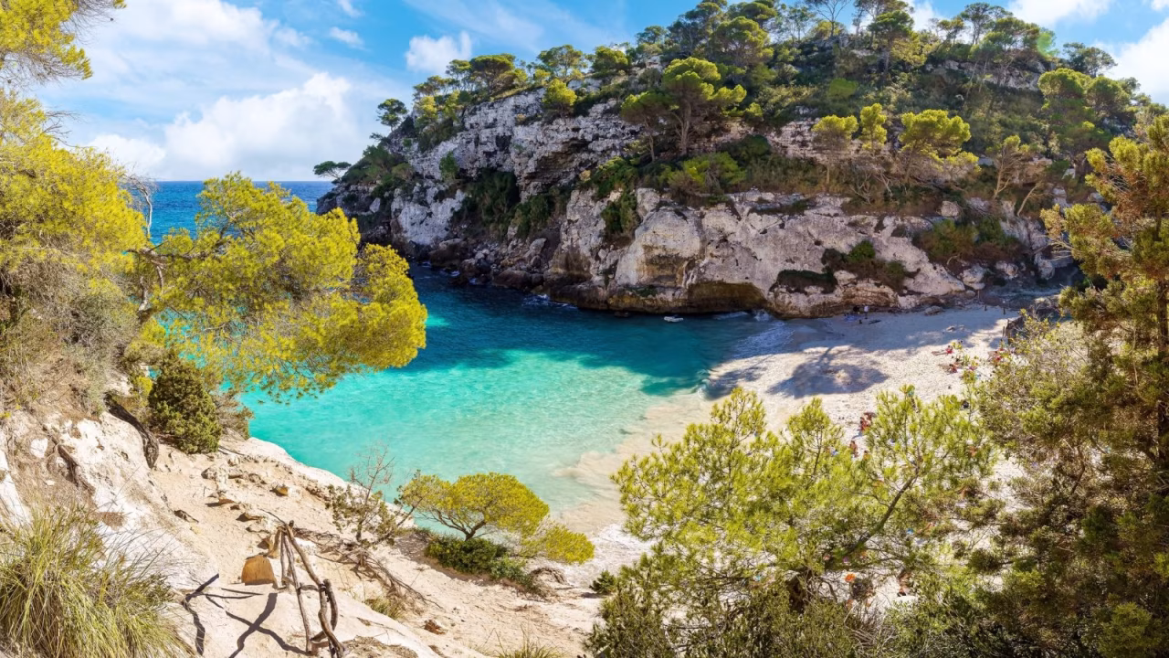 Menorca: praias paradisíacas, enseadas escondidas e tudo o que precisa de saber antes de viajar