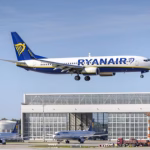 Logotipo Ryanair - Momento de terror! Janela parte-se e passageiro fica parcialmente fora do avião