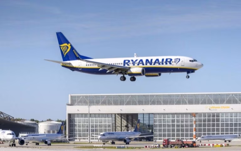 Ryanair – Momento de terror! Janela parte-se e passageiro fica parcialmente fora do avião