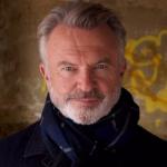Logotipo Sam Neill - Ator de Peaky Blinders e Parque Jurássico morre aos 78 anos. Eis os detalhes da morte